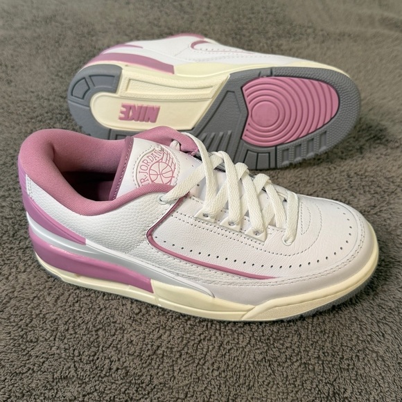 Jordan Shoes - Jordan 2/3
Brand new
Womens